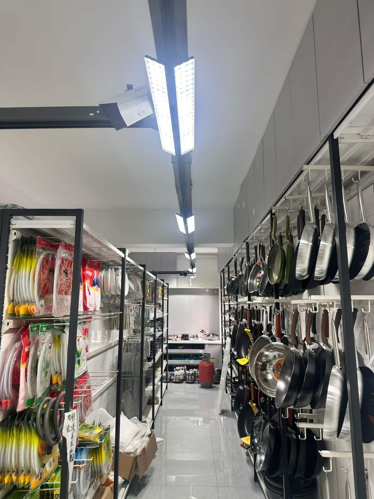 7-double-sided adjustable （90°vertical）linear track light.jpg